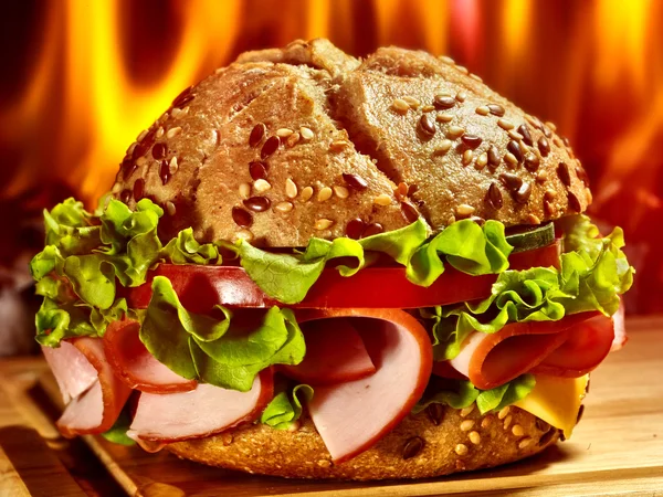 Hamburger mit Schinken auf Holzbrett . — Stockfoto