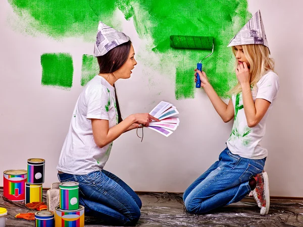 Mulheres pintam parede em casa . — Fotografia de Stock