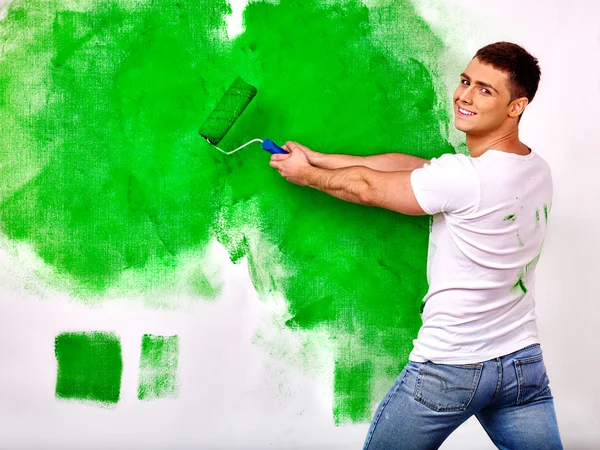 Hombre pintura pared en casa . — Foto de Stock