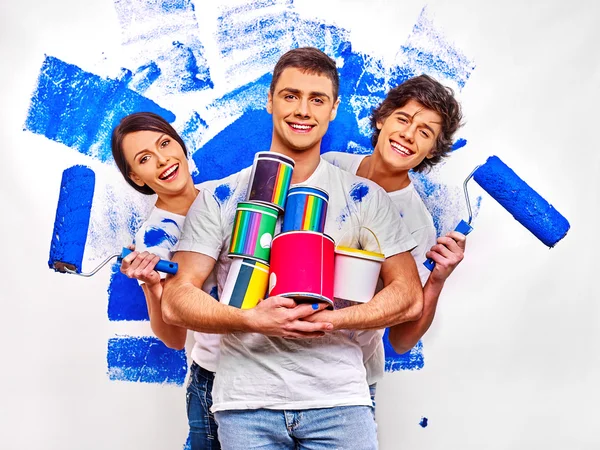 Familj måla väggen hemma. — Stockfoto
