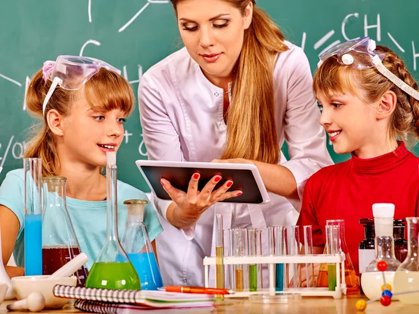 Kind in scheikunde klasse. — Stockfoto