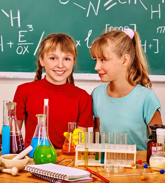 Kind im Chemieunterricht. — Stockfoto