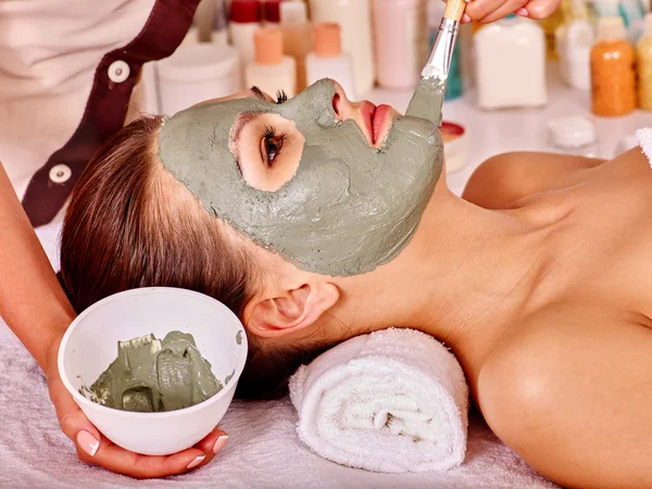 Clay facial mask in beauty spa. — Stock Photo, Image