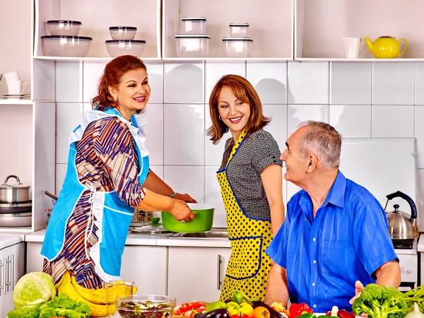 Familjen matlagning på kök. — Stockfoto