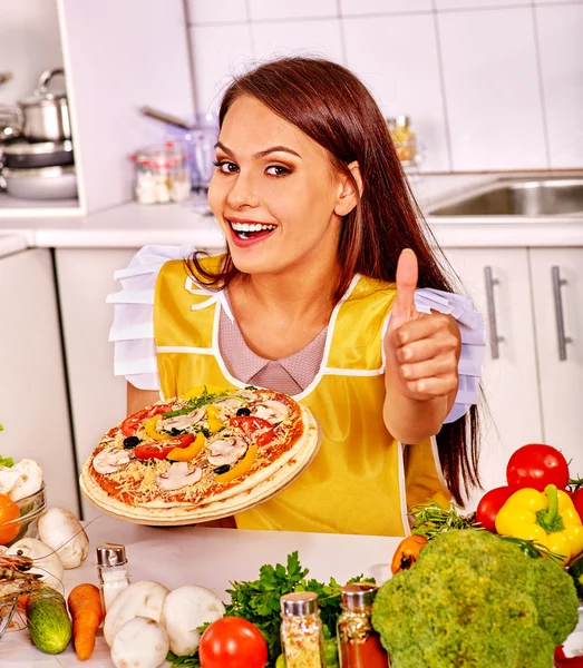 Donna che cucina la pizza . — Foto Stock