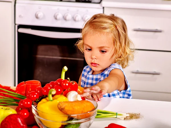 Παιδί το μαγείρεμα στην κουζίνα. — Φωτογραφία Αρχείου