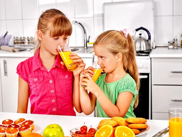 Desayuno infantil en la cocina . — Foto de Stock