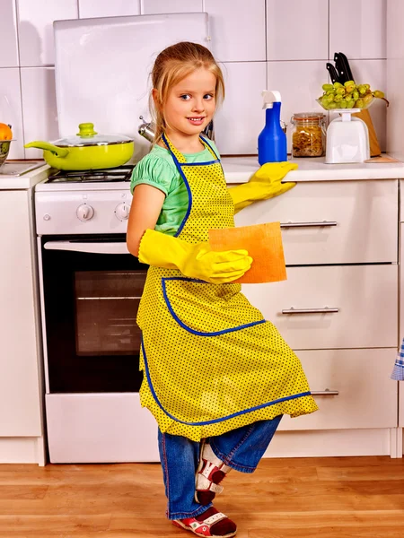 Kinderen schoonmaak keuken. — Stockfoto