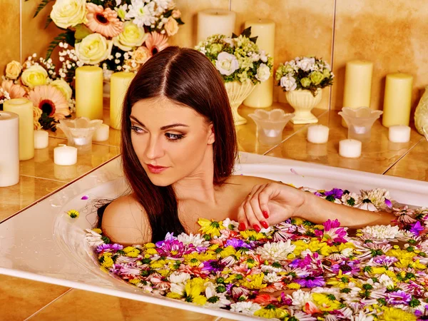 Frau im Luxus-Spa. — Stockfoto