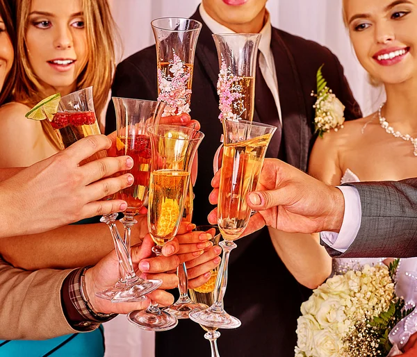 Group people at wedding table. — Stock Photo, Image