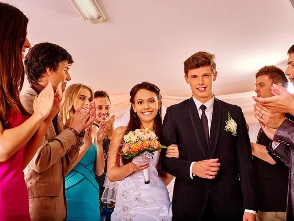 Gruppenmenschen beim Hochzeitstanz. — Stockfoto