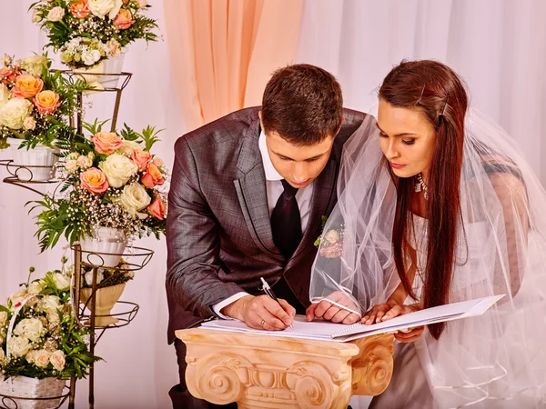 Casamento de registro de noivo e noiva — Fotografia de Stock