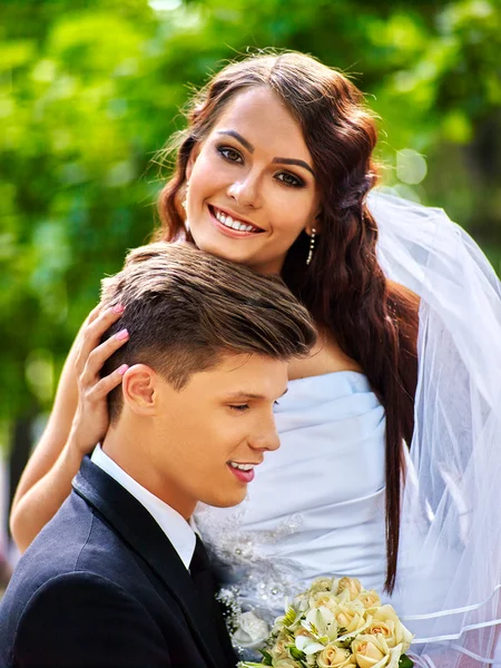 Brudgummen omfamna brud . — Stockfoto