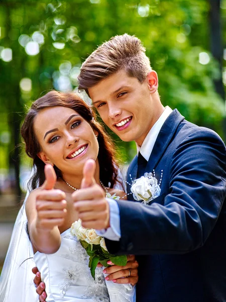 Bruden och brudgummen med blomma utomhus. — Stockfoto