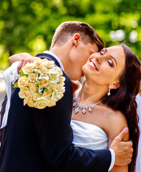 Sposo baciare sposa sulla spalla  . — Foto Stock