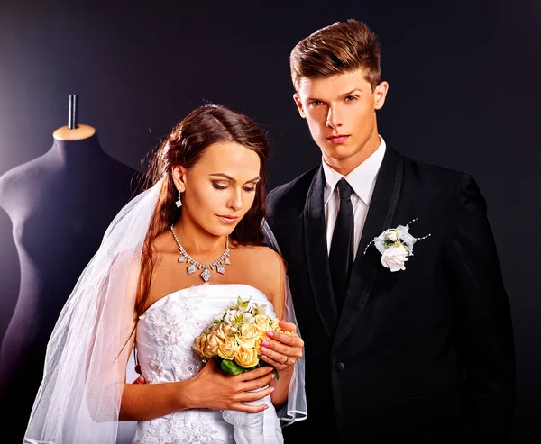 Casal tentar vestido de noiva na loja . — Fotografia de Stock