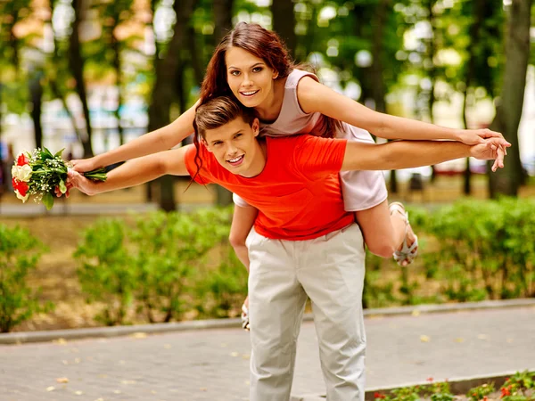 Koppel met bloemen in het park. — Stockfoto