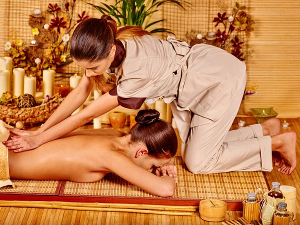 Mujer recibiendo masaje en spa de bambú . — Foto de Stock