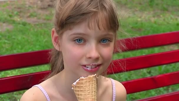 Barnet äta glass på bänk — Stockvideo
