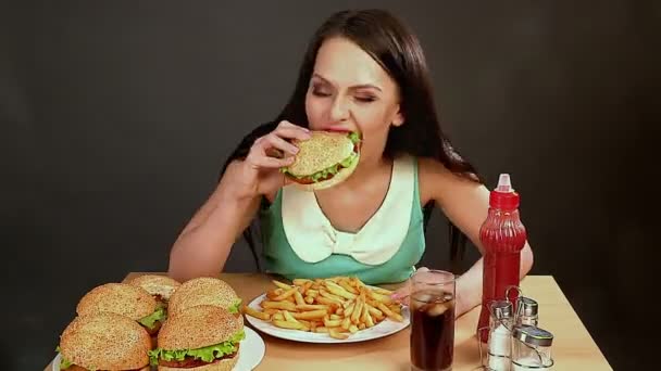 Frau isst Sandwich und Fast Food