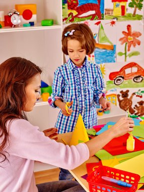 Aile ile çocuk boyama .