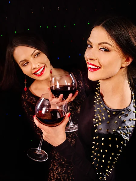 Sexy lesbiennes femmes avec du vin rouge . — Photo