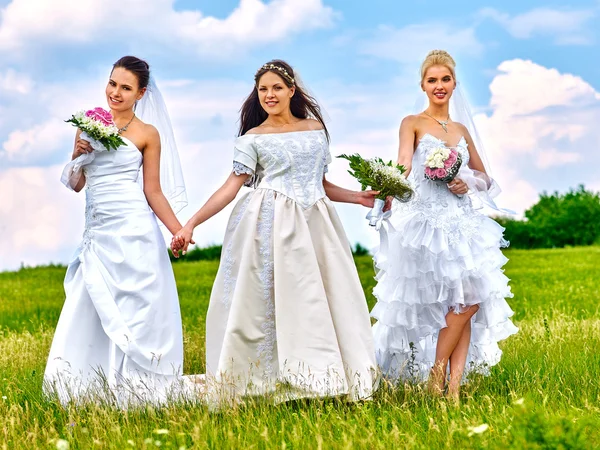 Mariée de groupe mariage avec des fleurs — Photo