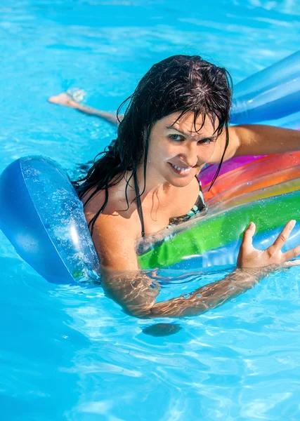 Vrouw op opblaasbare strand matras. — Stockfoto