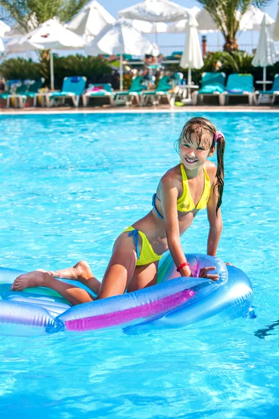 Kind zwemmen op opblaasbare strand matras. — Stockfoto