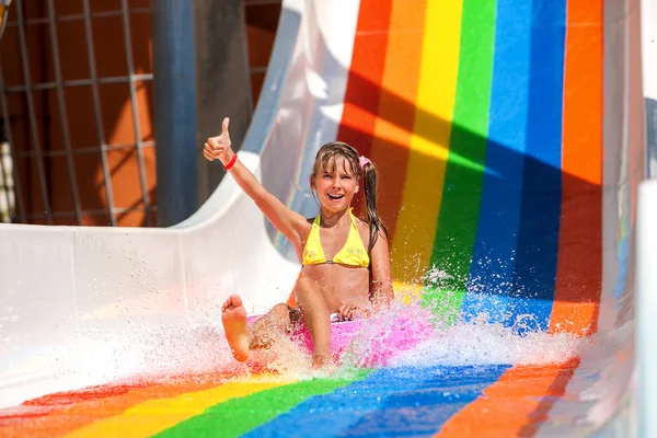 Dziecko w bikini przesuwne park wodny. — Zdjęcie stockowe