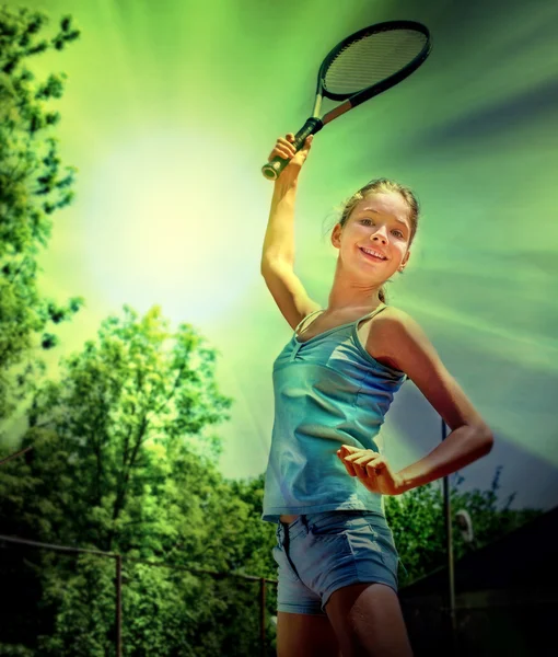 Девушка-спортсмен с ракеткой и мячом — стоковое фото