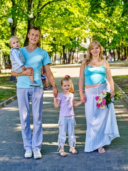 Schwangere im Freien. — Stockfoto