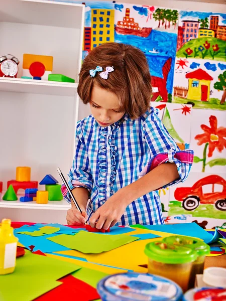 Pintura infantil en el caballete . —  Fotos de Stock