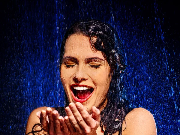 Cara de mujer húmeda con gotas de agua . — Foto de Stock