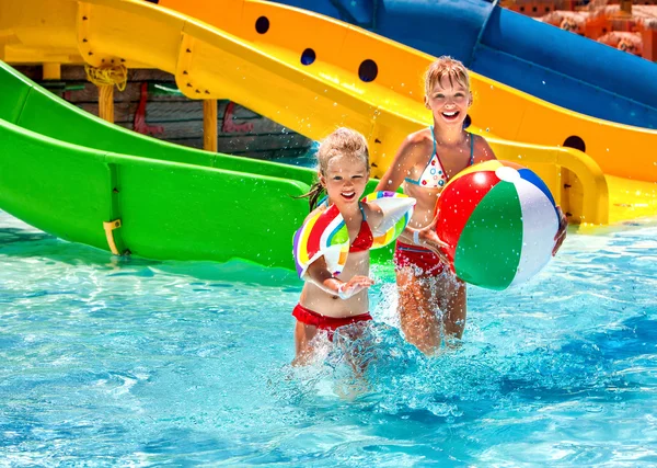 Enfants nageant dans la piscine . — Photo