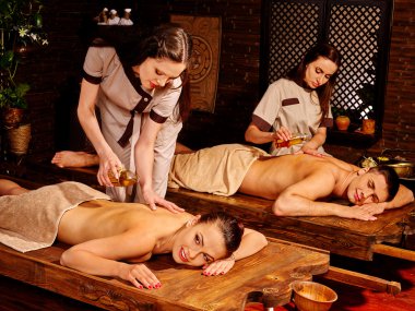 Ayurveda spa tedavisi sahip çift.