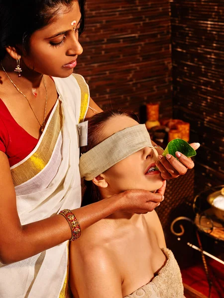 Donna con trattamento termale ayurveda . — Foto Stock