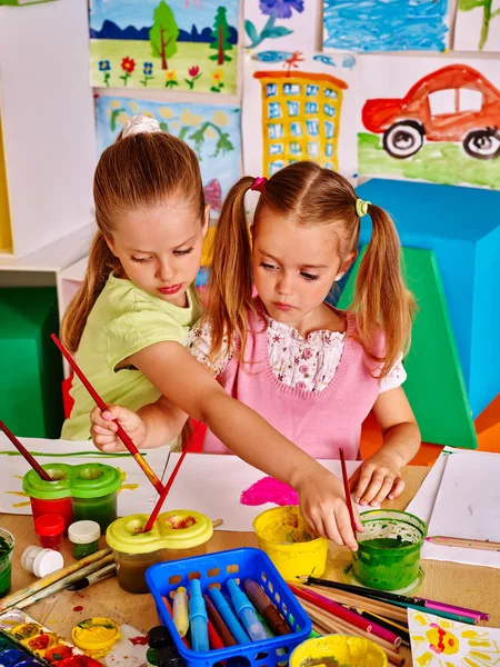 Kinderen schilderij op ezel. — Stockfoto