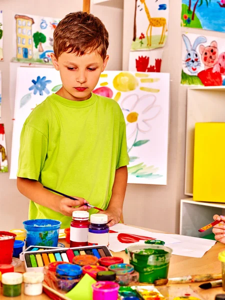 Child painting at easel. — Stock Photo, Image