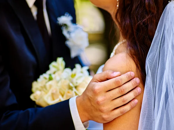 Bride and groom holding flowers outdoor. — Stock Photo, Image