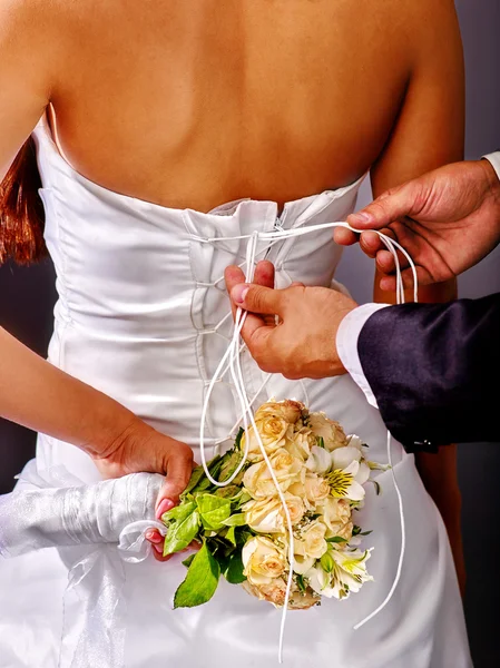 Bruids proberen op trouwjurk. — Stockfoto