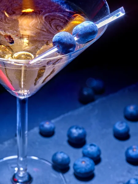 Cocktail ai mirtilli su sfondo nero — Foto Stock