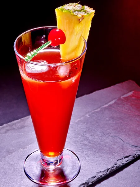 Minuman merah dengan ceri dan nanas — Stok Foto