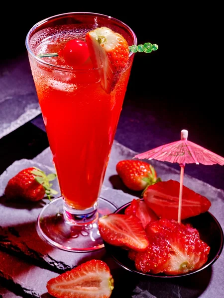 Red  drink  with cherry and strawberries — Stock Photo, Image