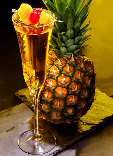 Champagne cocktail med körsbär och hela ananas med blad. cocktail kort 67. — 图库照片