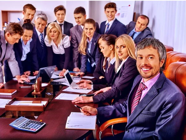 Groupe d'hommes d'affaires au bureau . — Photo