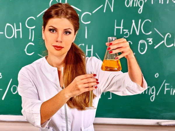 Profesor de química en el aula . —  Fotos de Stock