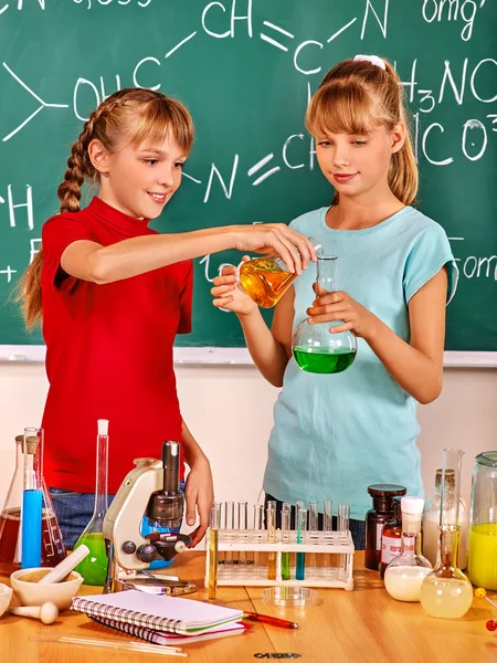 Bambini in classe di chimica . — Foto Stock