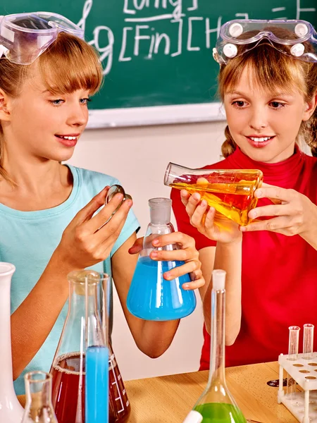 Crianças em aula de química . — Fotografia de Stock