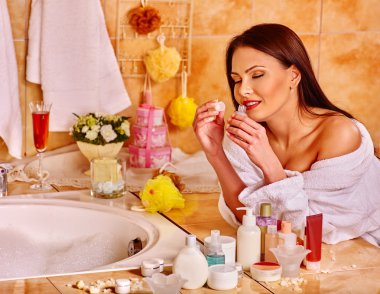 kadın evde rahatlatıcı banyo.